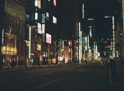 人们在夜间走在人行道上